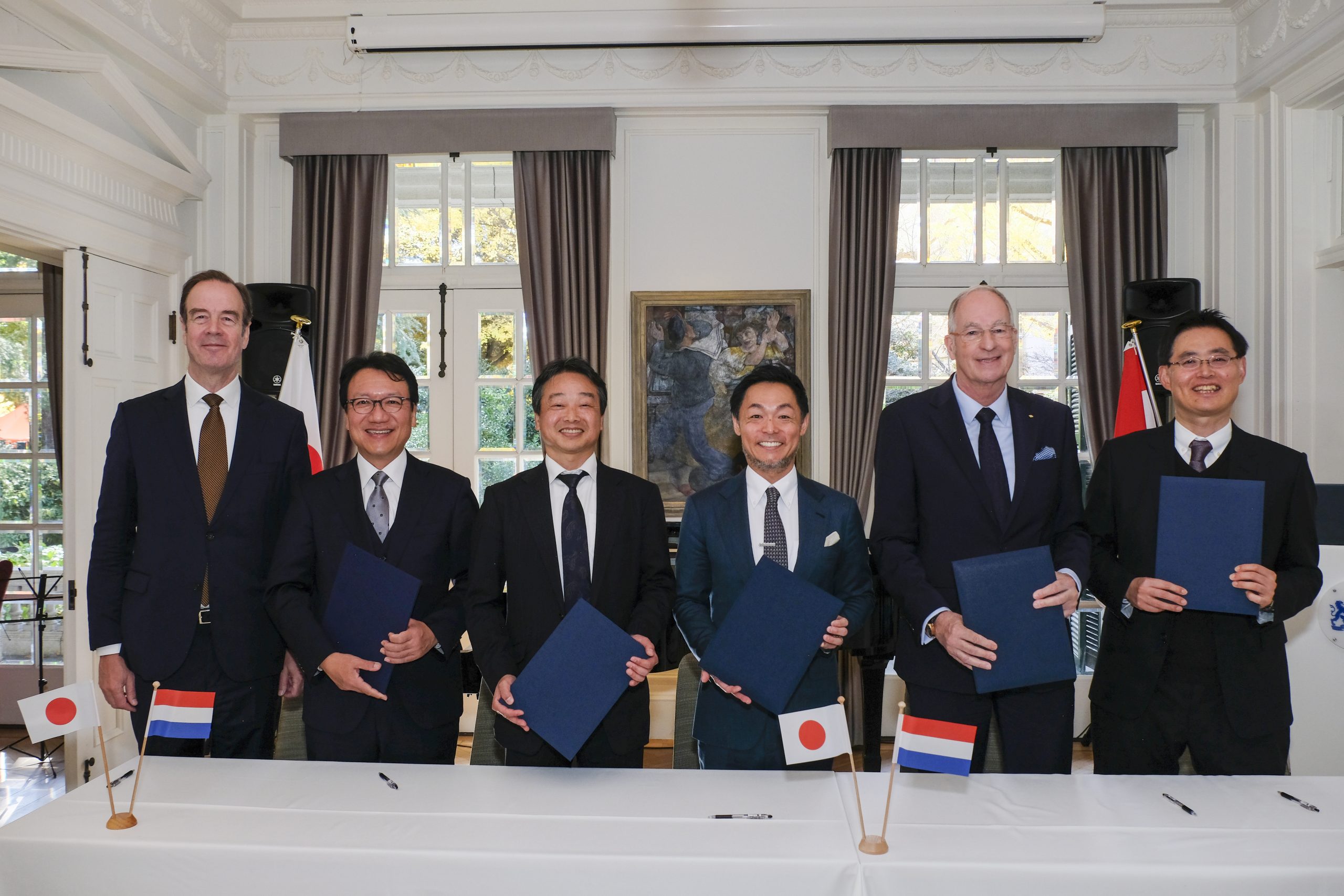 In the presence of H.E. Gilles Beschoor Plug, Dutch Ambassador to Japan, Keisuke Kirito, General Manager of Sales & Marketing (Machinery) at Kobe Steel, Teruaki Tsukamoto, Division Executive (Hydrogen) at EBARA Corporation, Haruo Kikkawa, Director of LH2 Midstream at EcoLog, Laurent Poidevin, President at TB Global Technologies, Yo Fukui, CEO at Fukui Seisakusho signed the Framework Agreement (left to right)